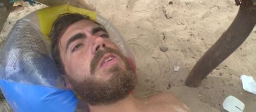 Juan, concursante de "La Isla", siendo atendido por los médicos tras el ataque de una manta