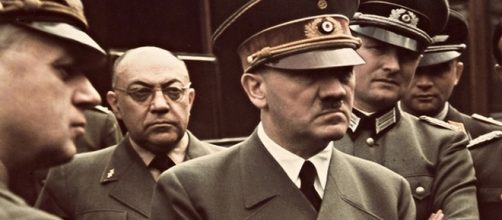 Hitler, en primer plano; a su derecha, el doctor Morell.