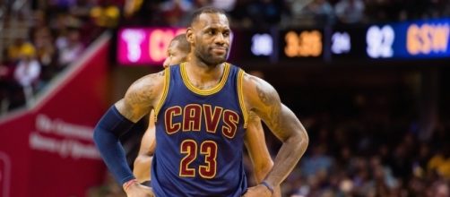 Will LeBron James leave Cleveland for Los Angeles? [Image via Blasting News image library/cheatsheet.com]