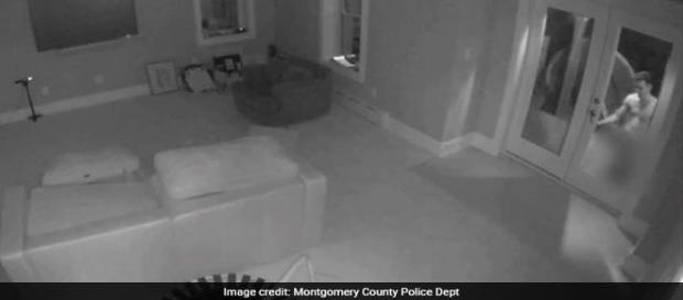 Câmeras de monitoramento captam homem nu tentando invadir residência (Montgomery County Police Department) Câmeras de monitoramento captam homem nu tentando invadir residência (Montgomery County Police Department)