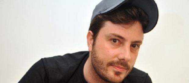 Danilo Gentili fica na berlinda após vídeo contra deputada e fãs saem em sua defesa Danilo Gentili fica na berlinda após vídeo contra deputada e fãs saem em sua defesa