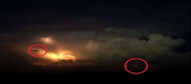 Hipóteticos UFOs gravados durante tempestade (Just Breathtaking) Hipóteticos UFOs gravados durante tempestade (Just Breathtaking)