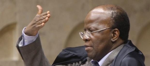 Joaquim Barbosa deu rápido discurso na Corte após homenagens Joaquim Barbosa deu rápido discurso na Corte após homenagens