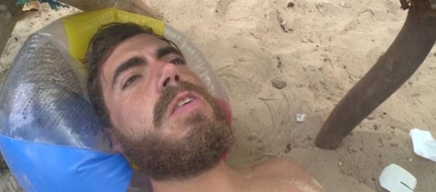 Juan, concursante de "La Isla", siendo atendido por los médicos tras el ataque de una manta Juan, concursante de "La Isla", siendo atendido por los médicos tras el ataque de una manta