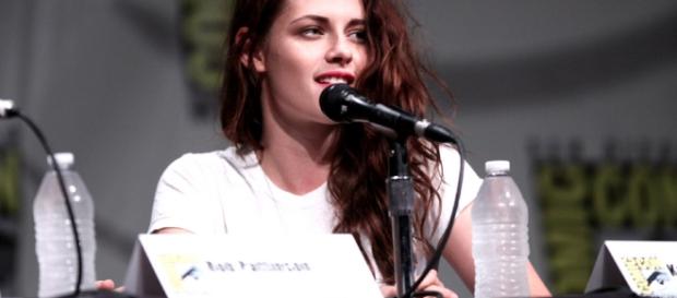 Kristen Stewart dating speculations. - wikimedia.com Kristen Stewart dating speculations. - wikimedia.com