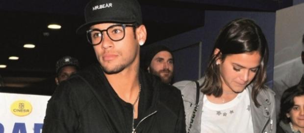 Marquezine e Neymar saindo de um cinema em Barcelona ( Foto: Reprodução) Marquezine e Neymar saindo de um cinema em Barcelona ( Foto: Reprodução)