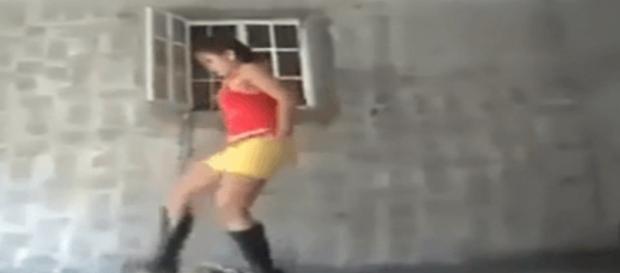 Mulher maltratando cachorro (Fonte http://olharanimal.org/video-de-mulher-pisoteando-cachorro-gera-revolta-e-indignacao-na-internet/) Mulher maltratando cachorro (Fonte http://olharanimal.org/video-de-mulher-pisoteando-cachorro-gera-revolta-e-indignacao-na-internet/)