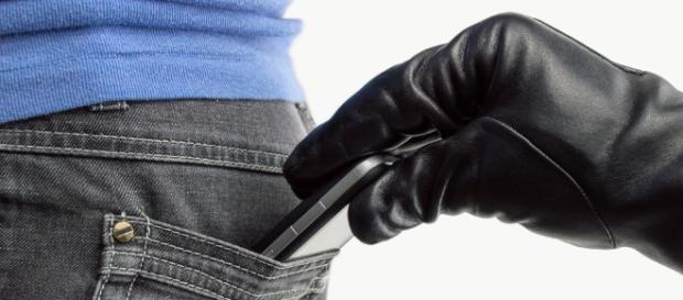 Roubo de celular é bastante comum em cidades grandes Roubo de celular é bastante comum em cidades grandes