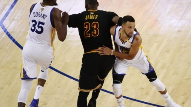 James e Irving sono mostruosi, ma la vince ancora Durant: 3-0 ... - eurosport.com