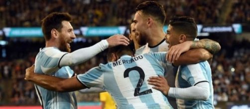 I giocatori argentini esultano dopo il gol di Mercado che consegna la vittoria nell'amichevole contro il Brasile a Melbourne