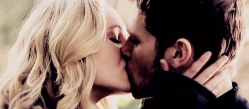 Image - Caroline and Klaus kiss 1x11.jpg | The Vampire Diaries ... - wikia.com