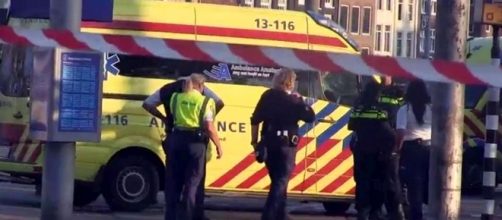 L'ambulanza soccorre i feriti davanti alla stazione centrale