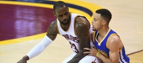 LeBron James will be in a "must-win" Game 4 against Steph Curry and the Warriors. [Image via Blasting News image library/twitter.com]