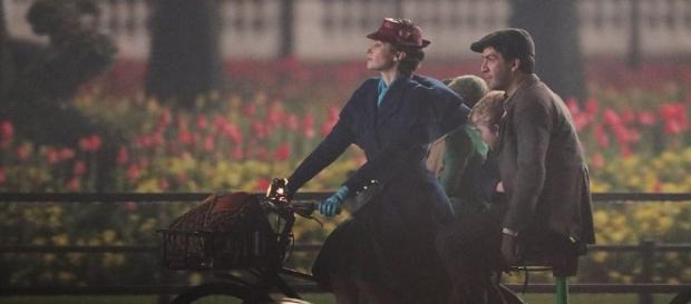 Emily Blunt as Mary takes the Banks children for a ride in a scene from 'Mary Poppins Returns'. | Daily Mail Online - dailymail.co.uk Emily Blunt as Mary takes the Banks children for a ride in a scene from 'Mary Poppins Returns'. | Daily Mail Online - dailymail.co.uk