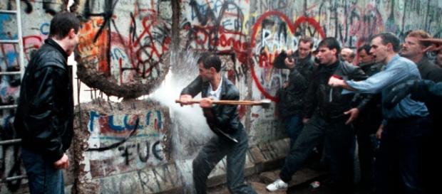Il 9 novembre sarà il 28° Anniversario dalla Caduta del Muro di Berlino, data simbolo per eccellenza di libertà contro ogni divisione Il 9 novembre sarà il 28° Anniversario dalla Caduta del Muro di Berlino, data simbolo per eccellenza di libertà contro ogni divisione