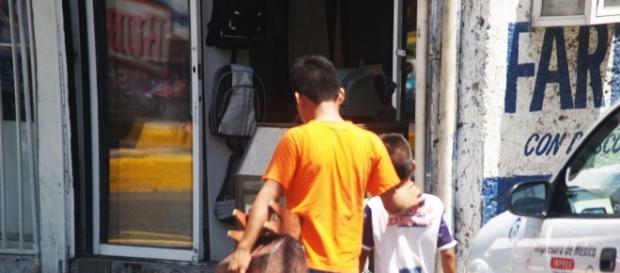 La mayoría de los niños trabajadores lo hacen para ayudar en el gasto familiar. La mayoría de los niños trabajadores lo hacen para ayudar en el gasto familiar.