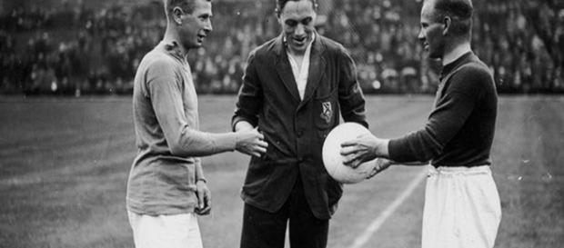 Os jogadores do Arsenal FC Kennedy e Blyth antes de uma partida de pré-temporada em 13 de agosto de 1927 Os jogadores do Arsenal FC Kennedy e Blyth antes de uma partida de pré-temporada em 13 de agosto de 1927