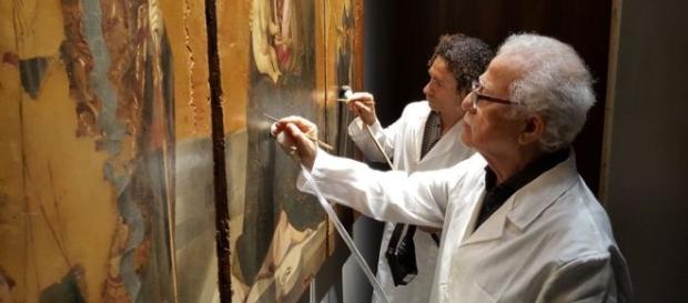 Restauratori al lavoro su un'opera Restauratori al lavoro su un'opera