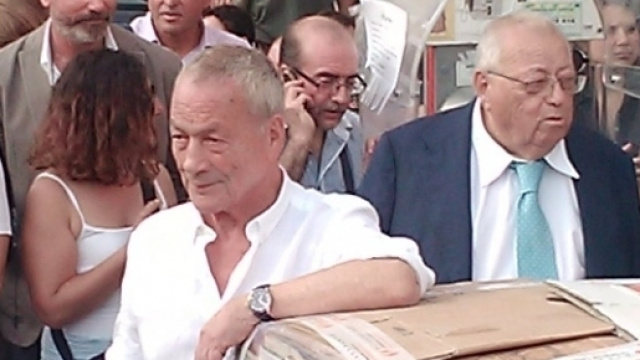 Pironti posa vicino al bancale di libri