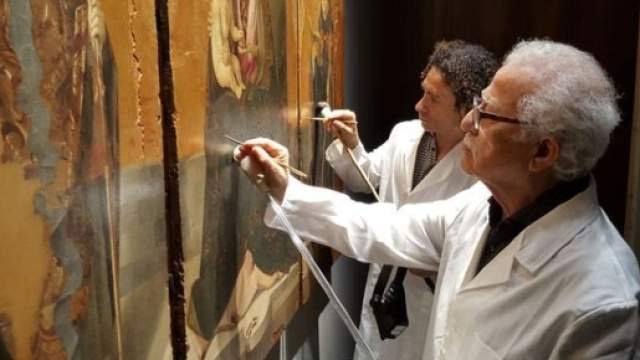 Restauratori al lavoro su un'opera