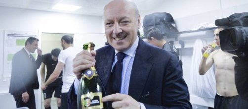 Champagne e abbracci: la festa nello spogliatoio - La Gazzetta ... - gazzetta.it