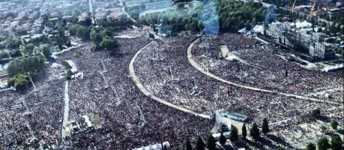 La folla del Modena Park ripresa dall'alto da Vasco Rossi durante il giro in elicottero