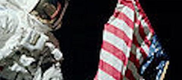 Apollo astronaut on the moon (NASA) Apollo astronaut on the moon (NASA)