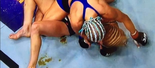 Lutadora defeca no ring no MMA Lutadora defeca no ring no MMA