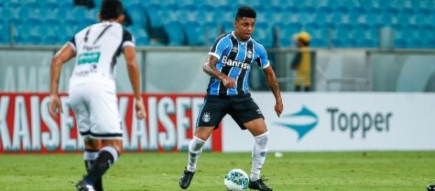 Passagem de Wallace Oliveira (à direita) foi marcada por poucos jogos e lesões Passagem de Wallace Oliveira (à direita) foi marcada por poucos jogos e lesões
