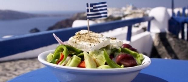 Típica salada grega acompanhada do queijo feta Típica salada grega acompanhada do queijo feta