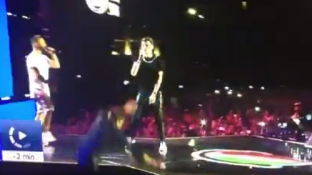 Italia Live 2017: Gianni Morandi è caduto dal palco mentre cantava Volare