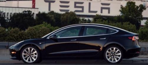 Tesla Model 3: Elon Musk shows off Tesla's Model 3 first mass production run. [Image source: Pixabay.com]