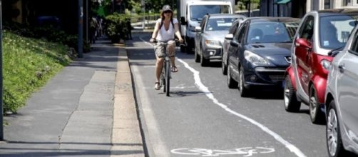 anonimi disegnano pista ciclabile di notte a Mlilano (foto bike-italia)