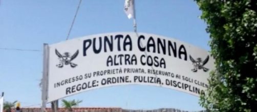 Il cartello 'fascista' posto all'ingresso dello stabilimento balneare Punta Canna di Chioggia