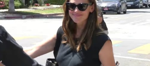 Jennifer Garner wears a smile even after the news broke that Ben Affleck already had a new romance. Image via YouTube/The Hollywood Fix