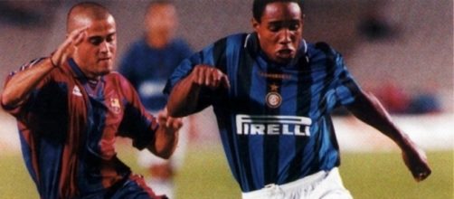 Paul Ince contrastato da Luis Enrique in Barcellona-Inter del 1996, finale del trofeo 'Gamper'