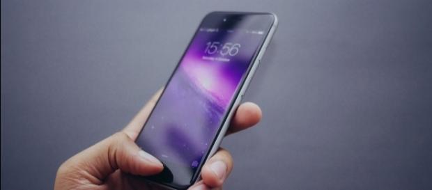 2018 iPhones will deploy OLED screens/Photo via Hamza Butt, Flickr 2018 iPhones will deploy OLED screens/Photo via Hamza Butt, Flickr