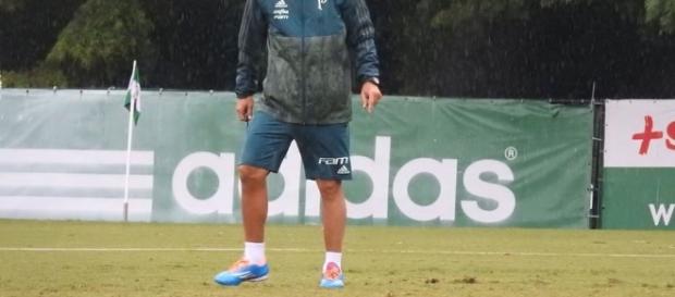 Cuca comanda treino na Academia de Futebol (Foto: Reprodução) Cuca comanda treino na Academia de Futebol (Foto: Reprodução)