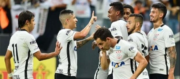 Guilherme Arana comemorando gol de Jô em Itaquera. (Foto: Marcos Ribolli/Globo Esporte) Guilherme Arana comemorando gol de Jô em Itaquera. (Foto: Marcos Ribolli/Globo Esporte)