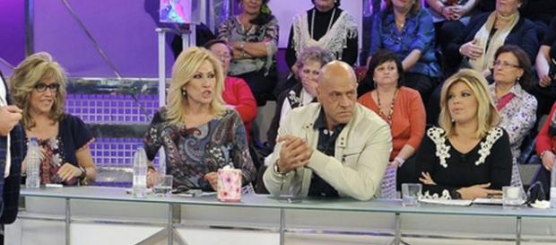 La mesa de colaboradores de Sálvame. La mesa de colaboradores de Sálvame.