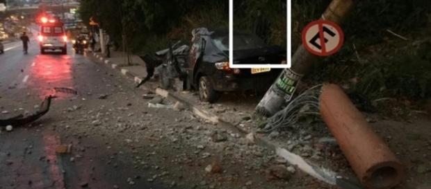 A criatura misteriosa aparece atrás do veiculo A criatura misteriosa aparece atrás do veiculo