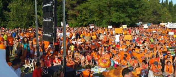 Vaccini obbligatori, la marea arancione dei 10mila a Pesaro contro ... - ilfattoquotidiano.it Vaccini obbligatori, la marea arancione dei 10mila a Pesaro contro ... - ilfattoquotidiano.it