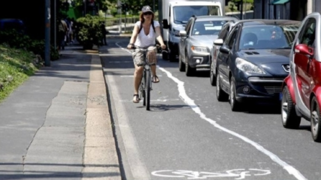 anonimi disegnano pista ciclabile di notte a Mlilano (foto bike-italia)