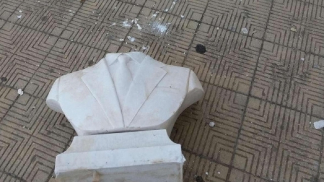 Monumento dedicato a Giovanni Falcone trovato distrutto nella scuola Falcone-Borsellino presso il quartiere Zen di Palermo