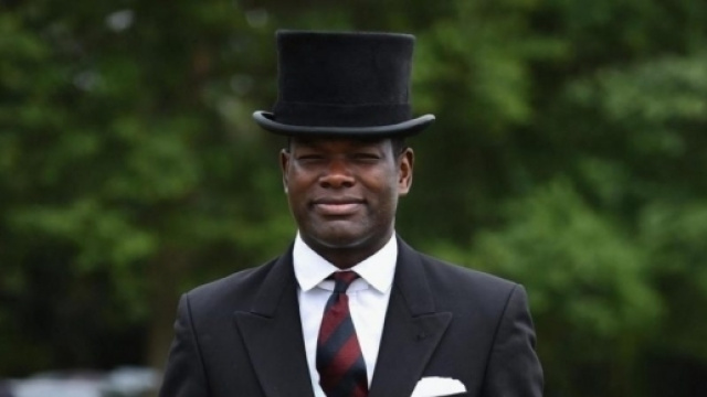 Twumasi-Ankrah &egrave; diventato il primo scudiero di colore della regina Elisabetta II - ameyawdebrah.com