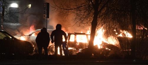 Polizia svedese lancia un appello in tv: "aiutateci, aiutateci"