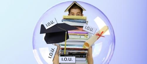 College students often struggle with debt after graduation. Photo: Pixelbay (0TheFool)
