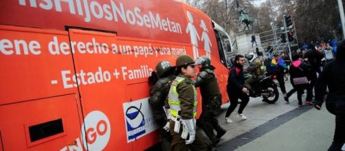 Una tensa jornada se vivió en la capital chilena por el bus de CitizenGo