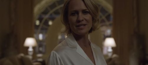 Claire Underwood breaks the fourth wall (S05E11) - Orpheus Pericle/YouTube