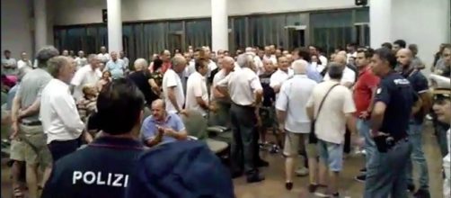 Consiglio comunale di Cerignola del 10.07.2017, proteste dei cittadini contenute dalle forze dell'ordine